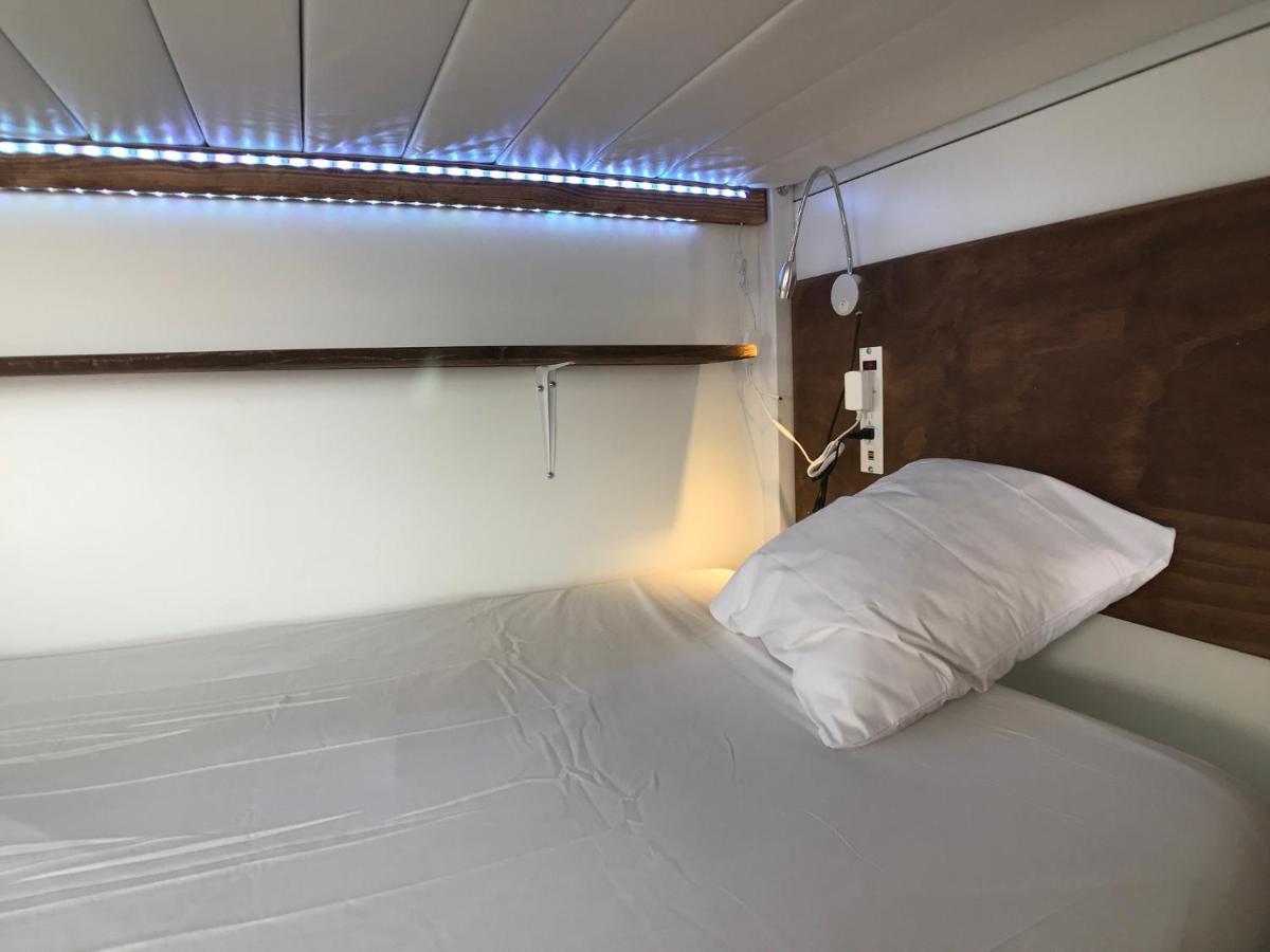 Einzelbett im gemischten Schlafsaal