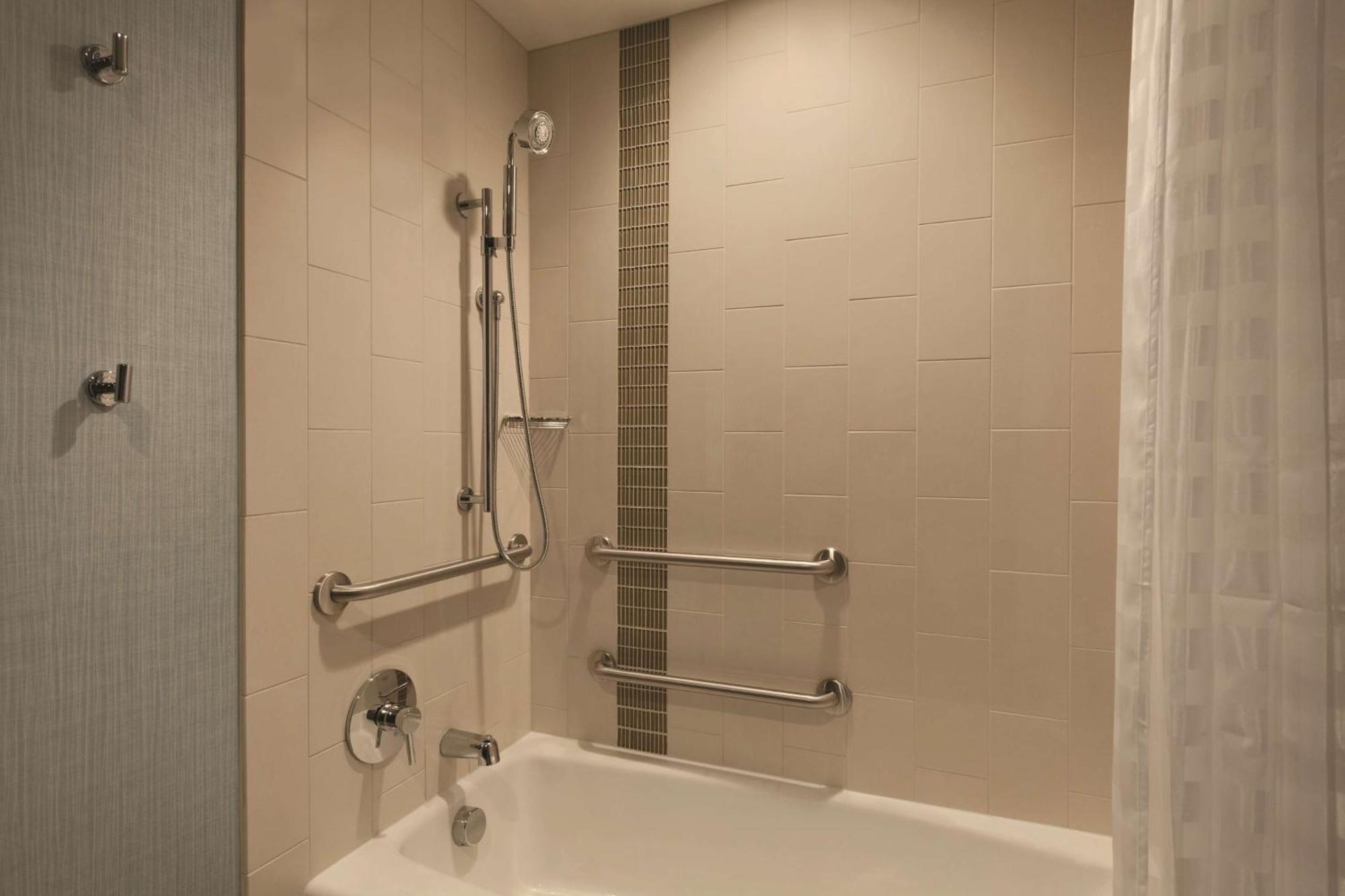 Habitación con cama extragrande, sofá cama y bañera accesible - Adaptada para personas con discapacidad