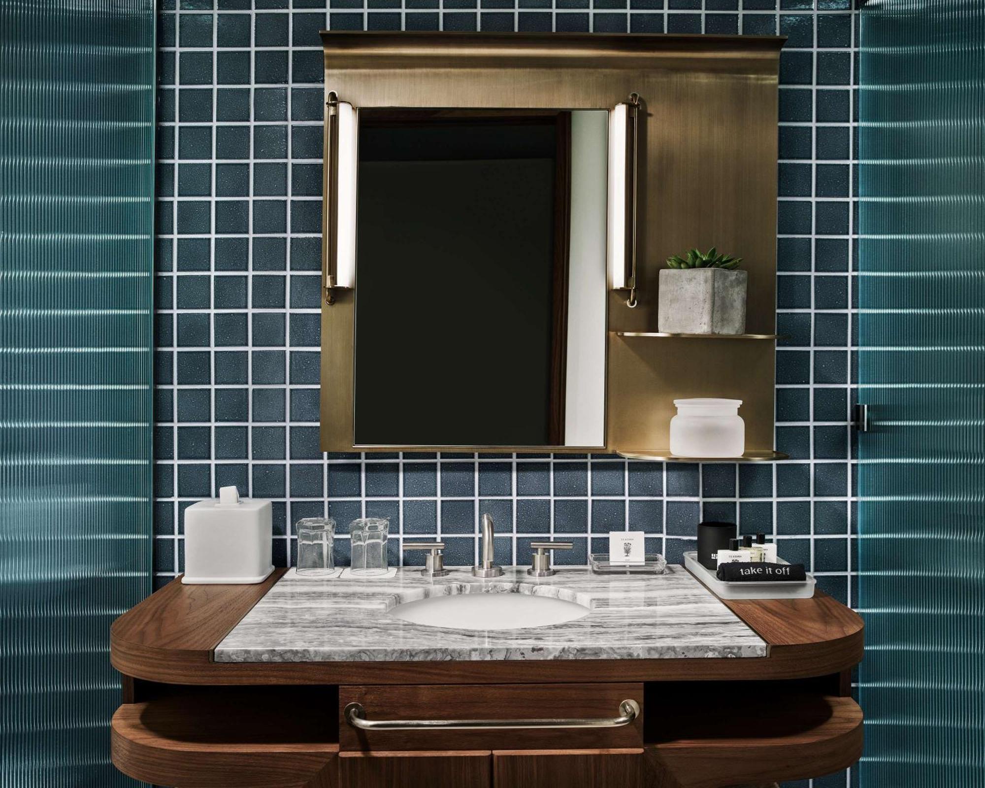 Habitación con cama extragrande y balcón