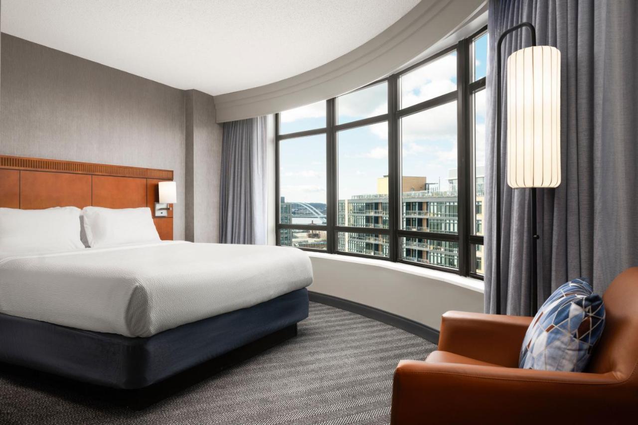 Zimmer mit Kingsize-Bett und Stadtblick - schwerhörigengerecht