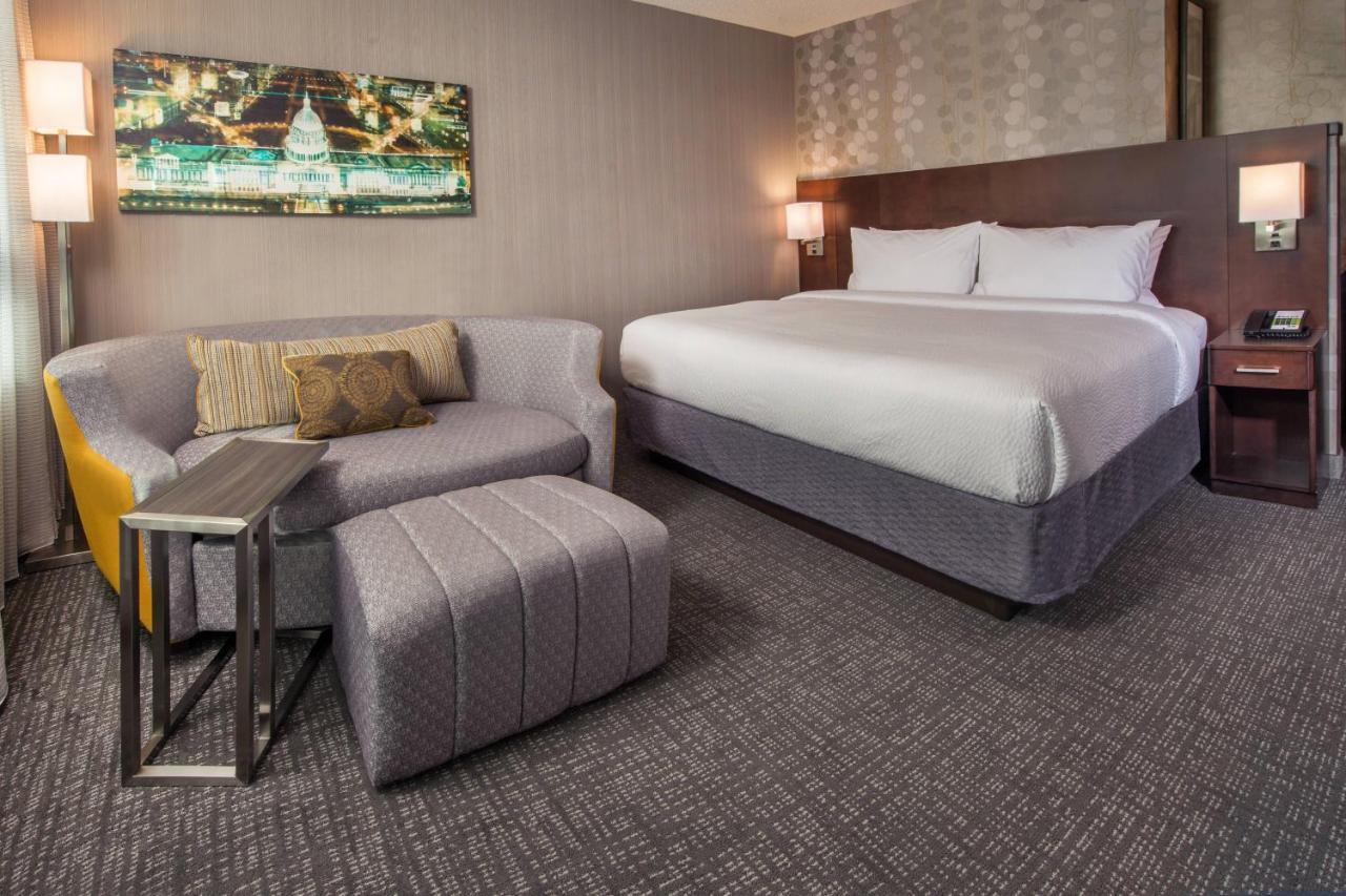 Suite Lit King-Size avec Baignoire et Canapé-Lit - Accessible aux Personnes à Mobilité