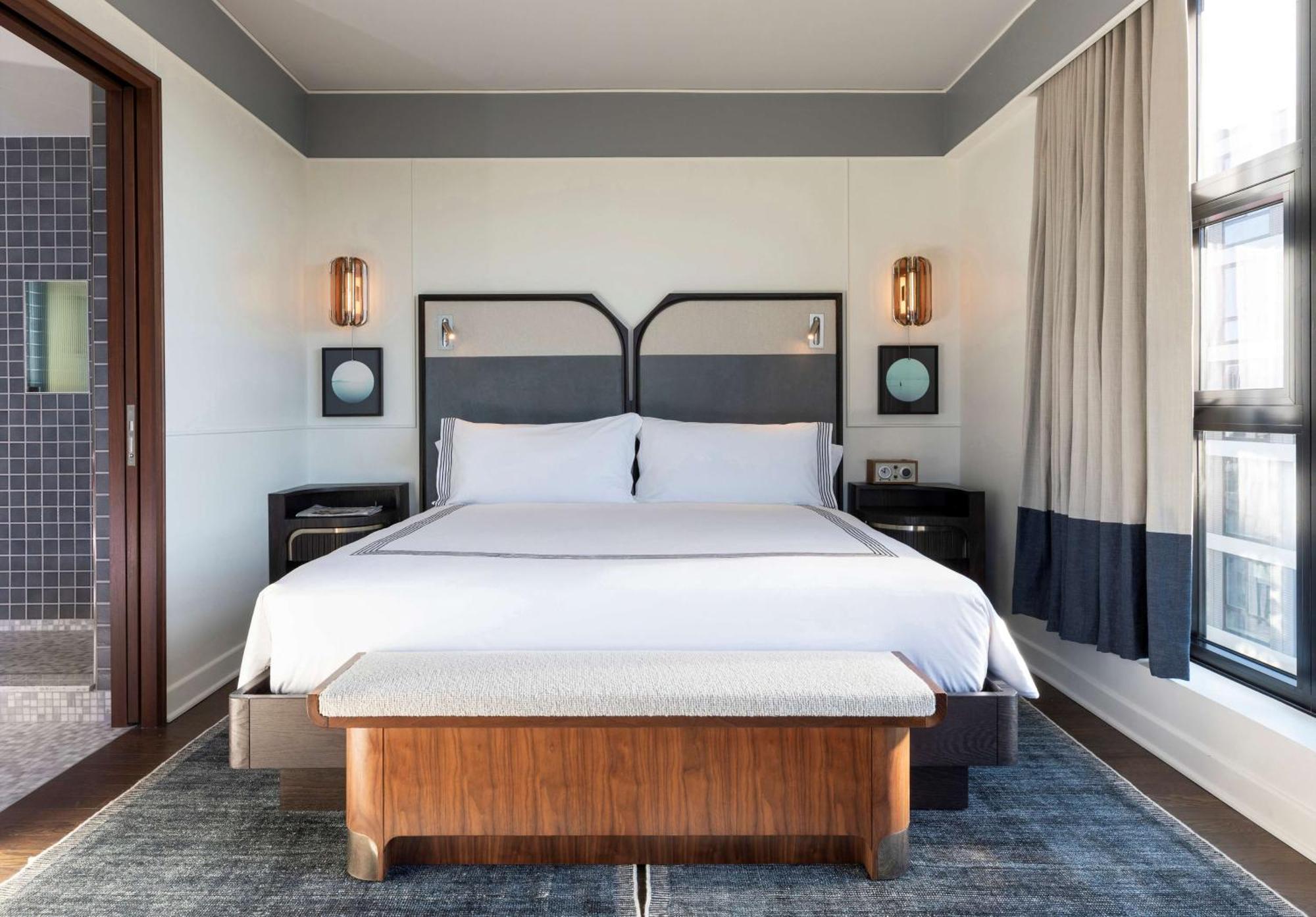 Habitación con cama extragrande.