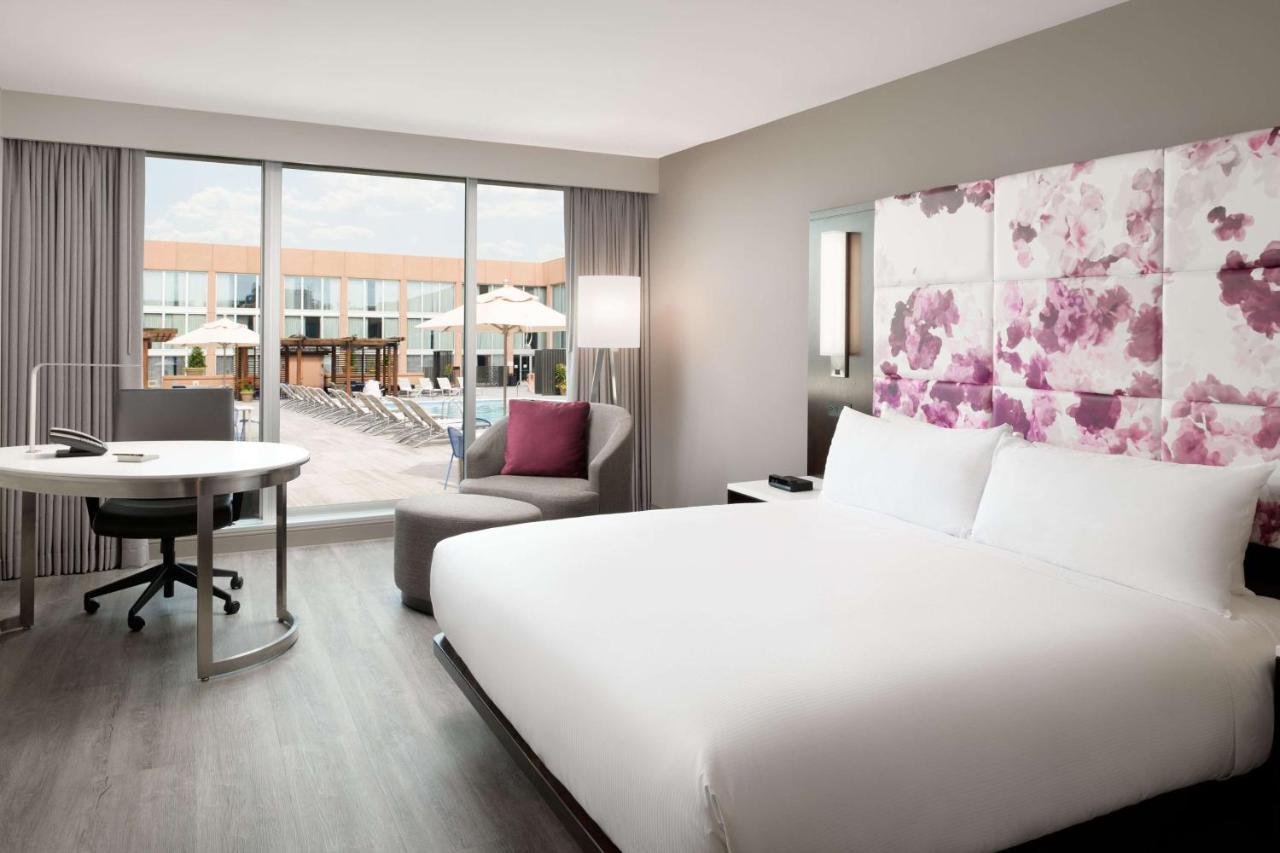 Deluxe King Room Pool View