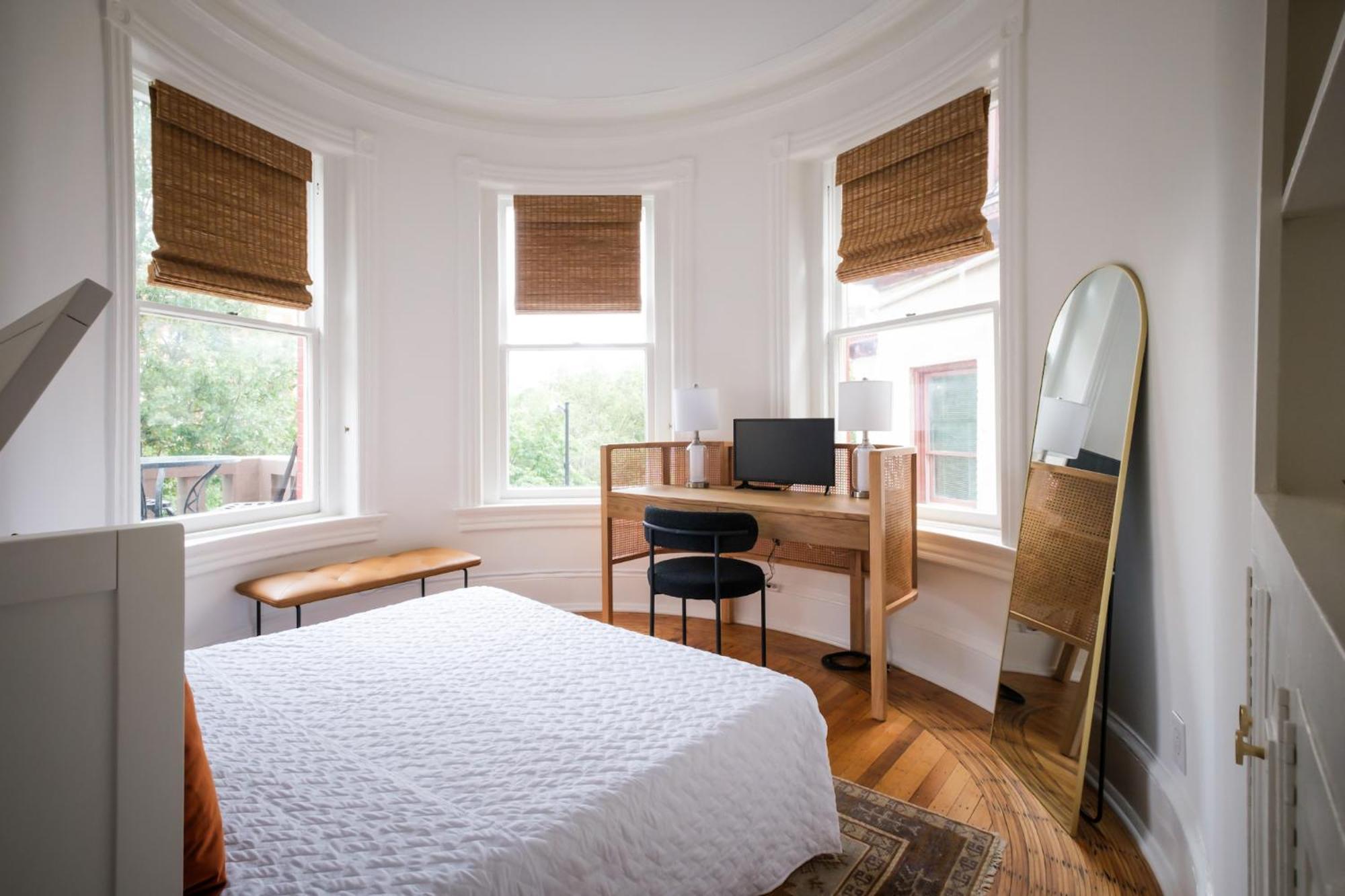 Habitación con cama grande