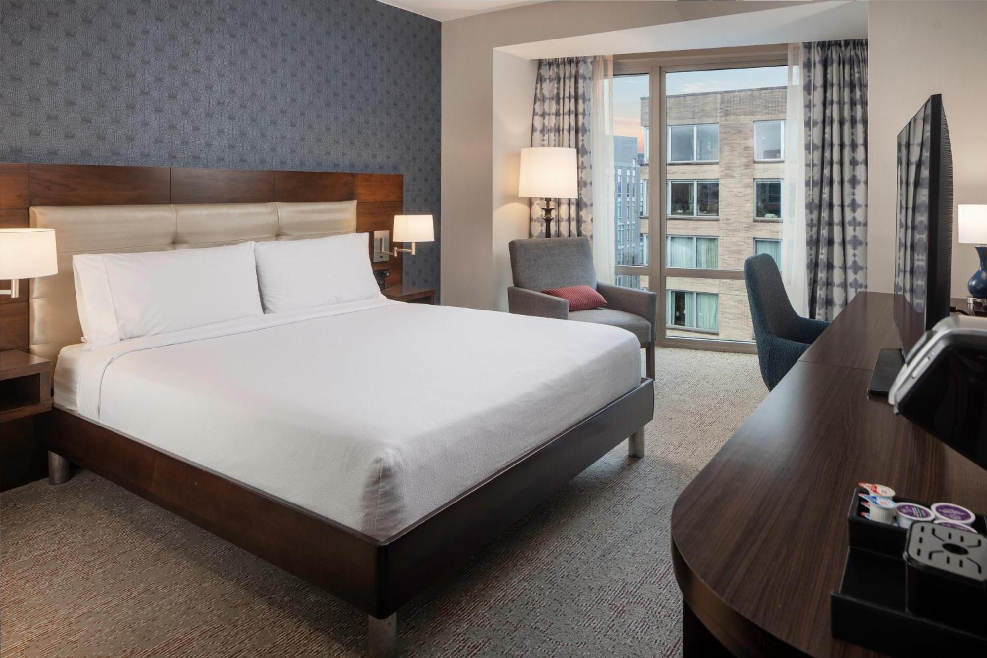Quarto com Cama King-size e Acesso Facilitado para Hóspedes com Audição Reduzida