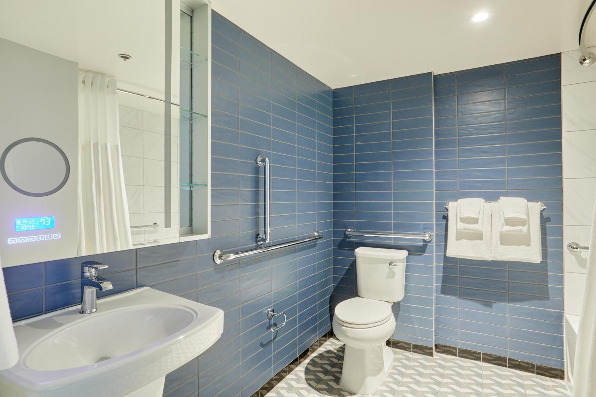 Quadruple Room Two Queen Beds Roll Shower Disability Access or Non Smoking