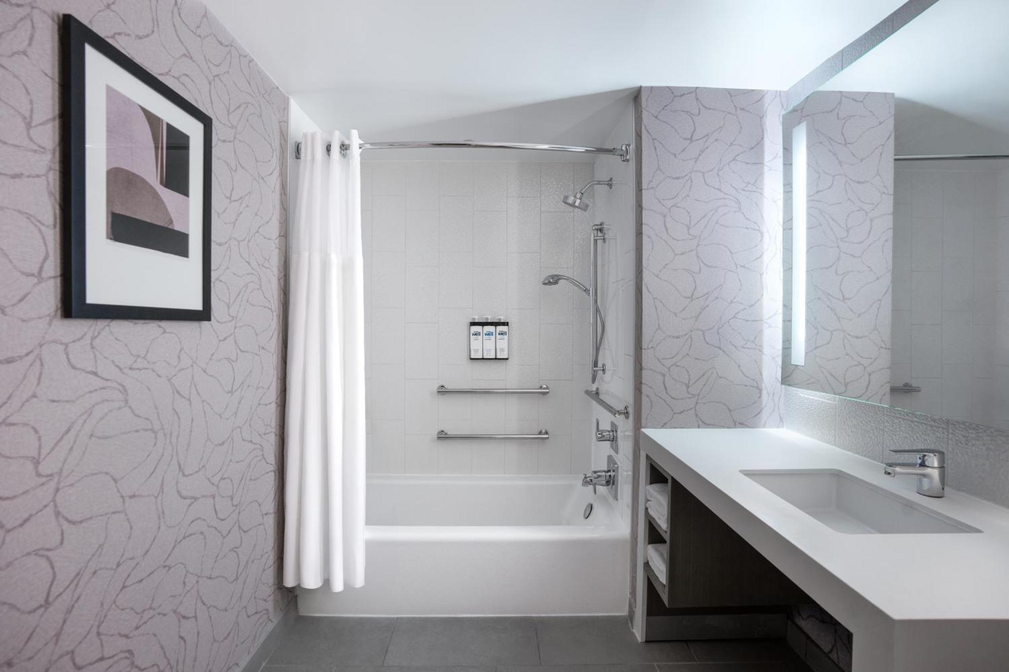 Den Queen Room Two Queen Beds Accessible Bath Tub Sofa Bed or Mobility Accessible