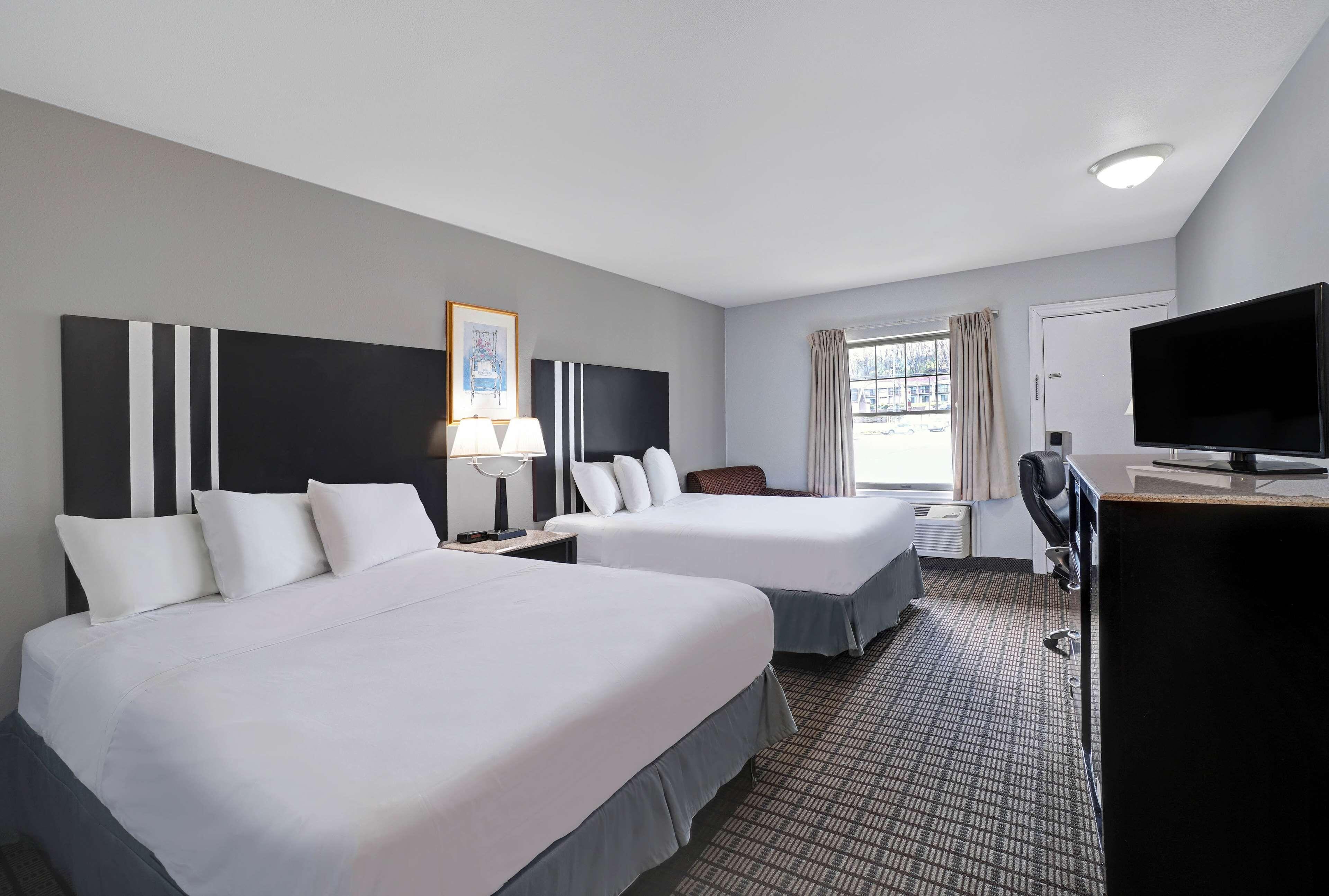 Deluxe Queen Room with Two Queen Beds - Non-Smoking