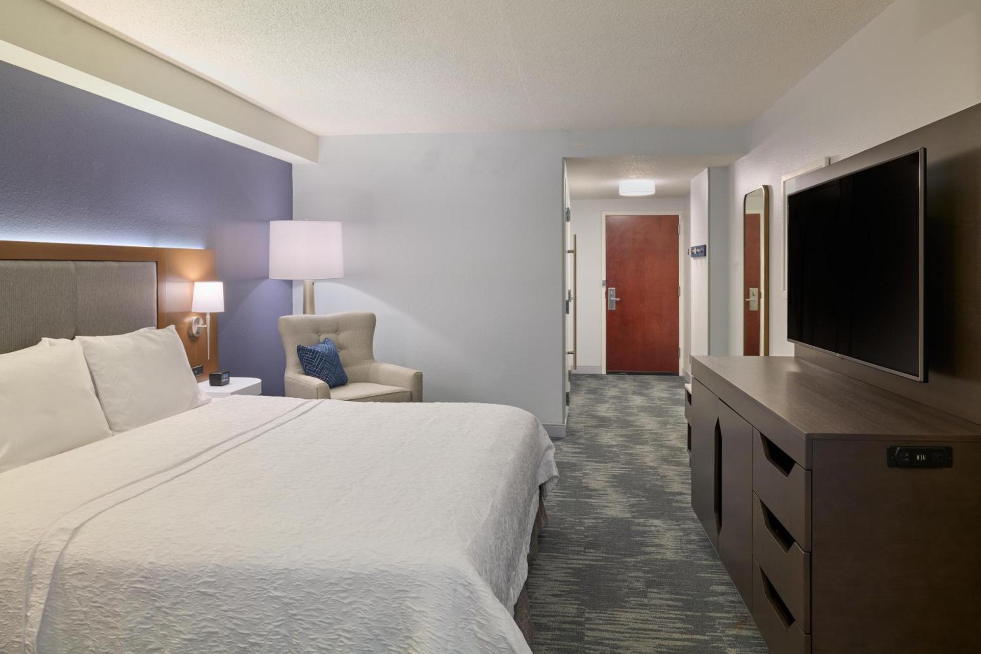 King Room with Accessible Tub - Mobility and Hearing Access/Non-Smoking