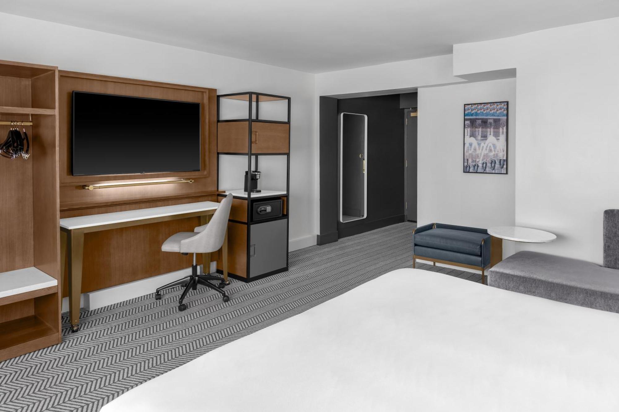 Deluxe King Room City View