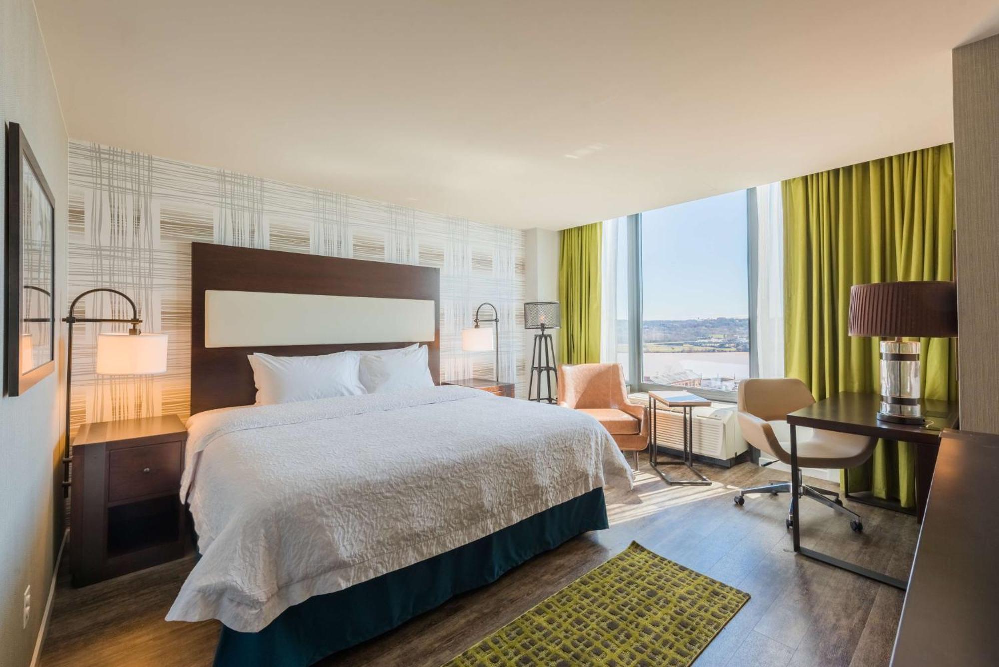 Quarto com Cama King-size e Vista do Estádio