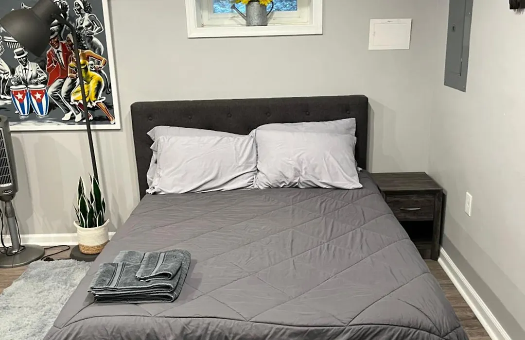 Urban Retreat Basement Studio Only Two Blocks From Metro! Off Street Parking!-1