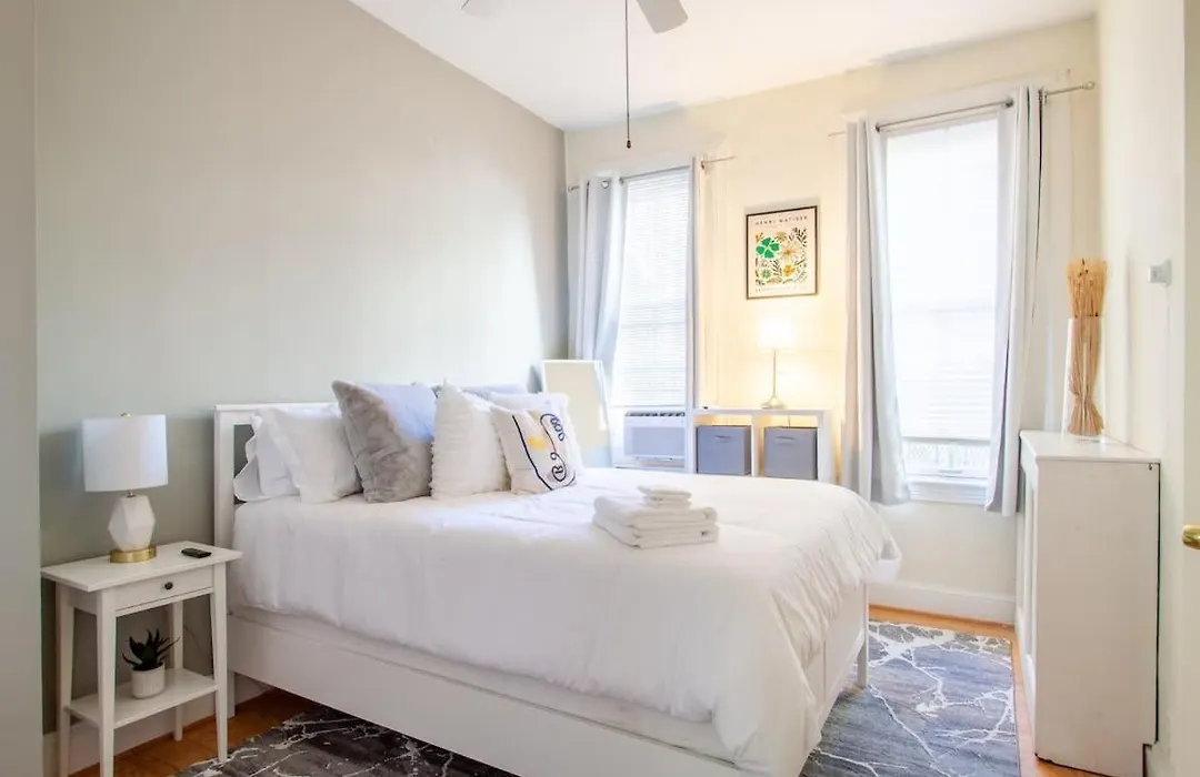 Classy 1-Br Flat Nestled Between Dupont & Logan-1