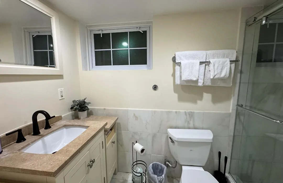 Comfy Basement Home 2 Bdrm1Den 3Queen Beds-1