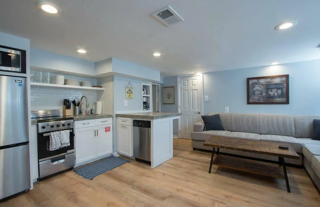 Luxury 2 bedroom apartment w/ free parking-1