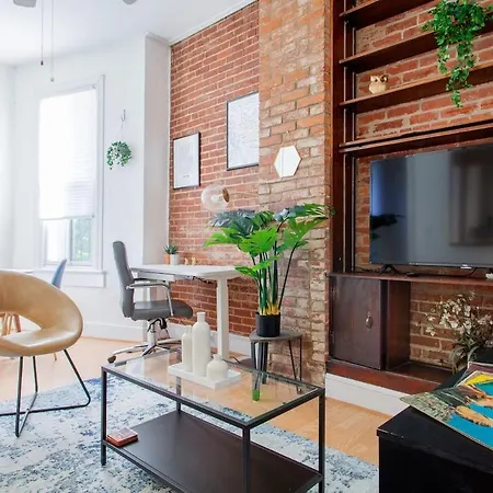 Classy 1-Br Flat Nestled Between Dupont & Logan-2