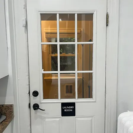 Large Duplex Apt 2Bdrm 1Den-Metro-3