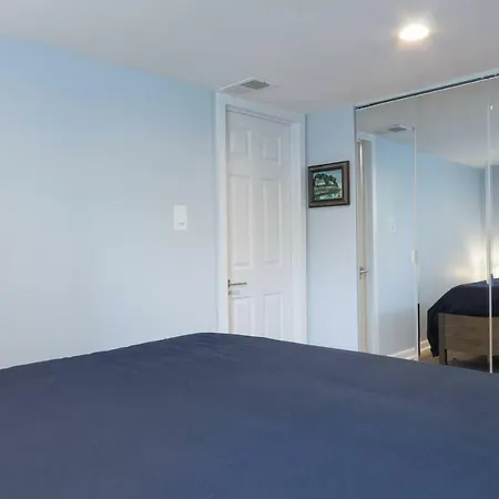 Luxury 2 bedroom apartment w/ free parking-2